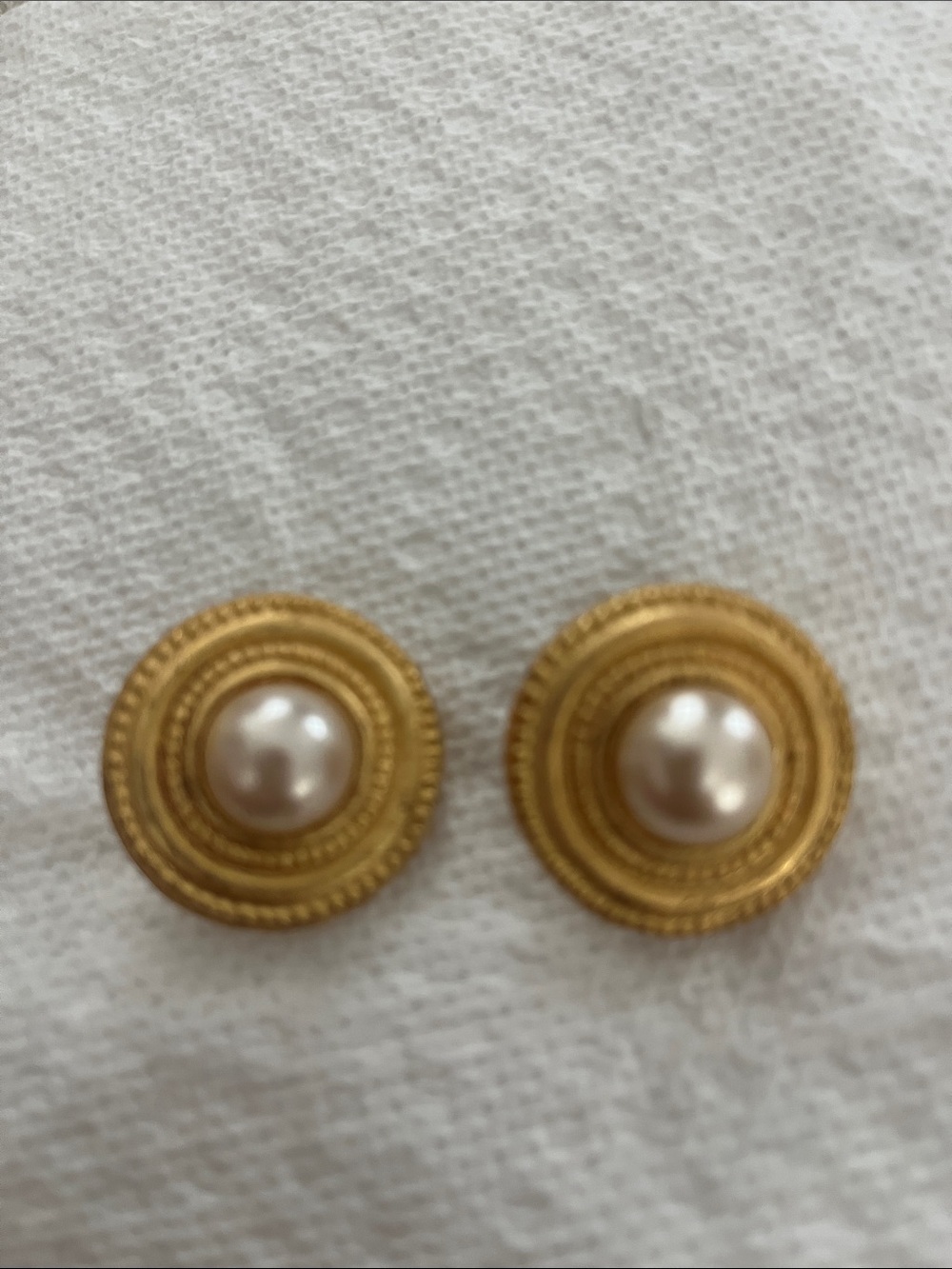 Kenneth Jay lane 22 K gold plated button earrings pearl cabochon clip on
